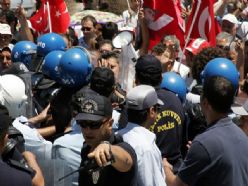 AKİL İNSANLARA ANTALYA VALİLİĞİ ÖNÜNDE PROTESTO