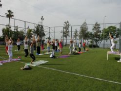 ANTALYA'LI KADINLAR YOGA YAPIYOR 