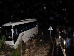 DAĞDAN KOPUP YOLA DÜŞEN  KAYA PARÇASI KAZAYA SEBEP OLDU