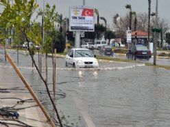 ANTALYA'YI YİNE SAĞANAK YAĞIŞ VURDU !