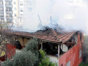 ANTALYA'DA YANGIN EVİ KÜL ETTİ