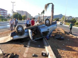 ANTALYA'DA TRAFİK KAZASI : 1 ÖLÜ 2 YARALI