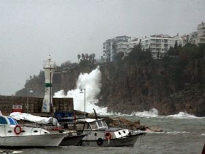 ANTALYA’DA TEKNELER BATTI DALGALAR 30 METREYİ AŞTI