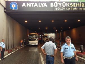 ANTALYA'DA ZİNCİRLEME KAZA : 1 ÖLÜ 7 YARALI