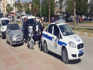 ANTALYA'DA TRAFİK EKİPLERİ UYUŞTURUCU SATICISINI YAKALADI