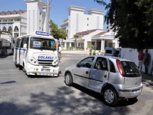 MİNİBÜSLE OTOMOBİL ÇARPIŞTI 5 YARALI