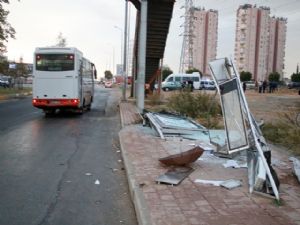 ANTALYA'DA OTOBÜS DURAĞA DALDI