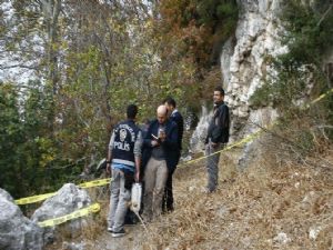 ANTALYA'DA  1 SENE AĞACA ASILI ERKEK CESEDİ  BULUNDU